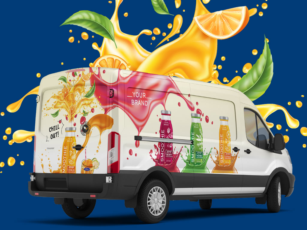 Transporter mit bunter Werbebeschriftung für Smoothie-Getränke, dekoriert mit spritzenden Früchten und Blättern. Der Schriftzug 'Your Brand' ist auf der Fahrzeugseite platziert.